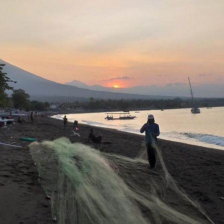 Amed Sari Beach Guesthouse Buitenkant foto