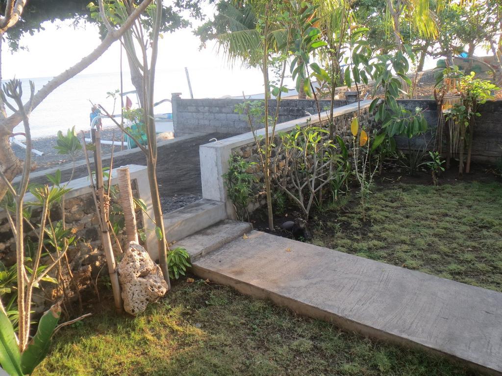 Amed Sari Beach Guesthouse Buitenkant foto